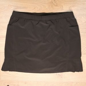 Chico's Zenergy Black pull on side pleat detail Skort